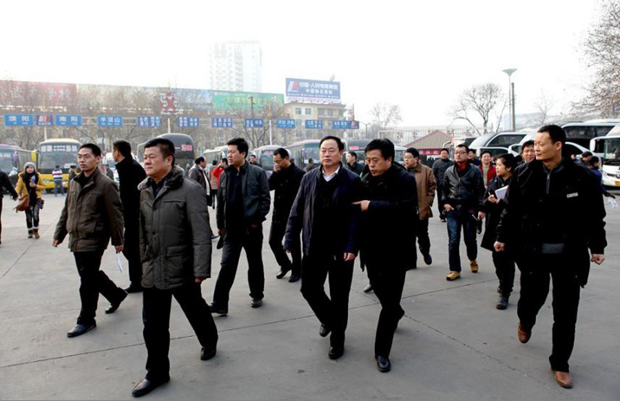 2012年1月12日，洛陽(yáng)市政府副市長(zhǎng)宋殿宇（右三）到洛陽(yáng)汽車(chē)站檢查春運(yùn)工作。